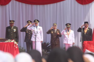 MENGHADIRI UPACARA MEMPERINGATI HUT RI KE 74