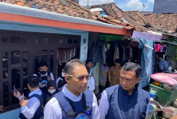 Penggeledahan Hasil Penindakan Desk Pemberantasan Narkoba di Surabaya