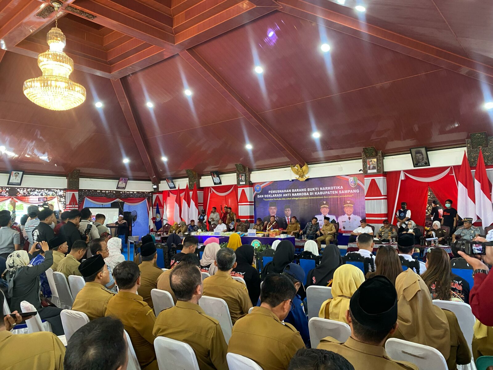 BNNP JATIM BERSAMA JAJARAN LAKUKAN PEMUSNAHAN BARANG BUKTI NARKOBA DAN DEKLARASI ANTI NARKOBA DI SAMPANG MADURA BNNP Jatim Lakukan Pemusnahan Barang Bukti dan Deklarasi Anti Narkoba di Sampang